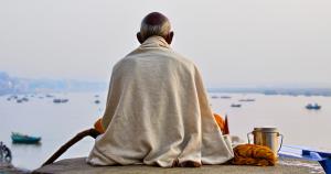 Sadhu-praying-at-Varanasi1-e1421948710982
